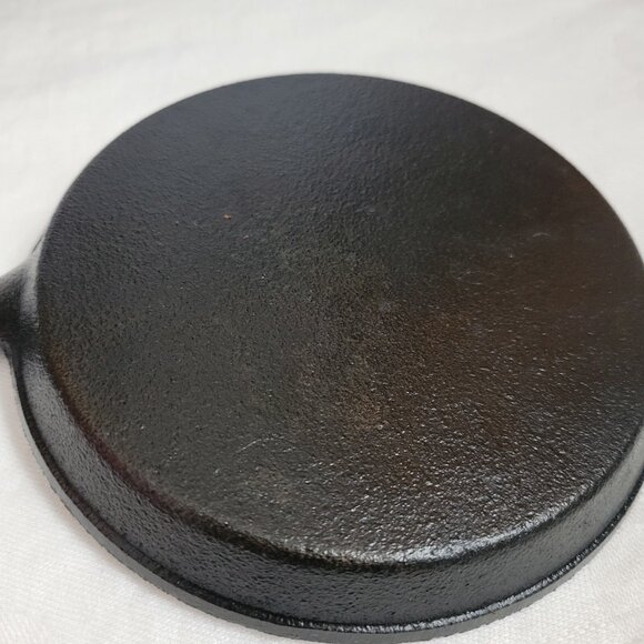 Vintage Cast Iron Small frying pan 5 1/8" seasoned Unmarked kitchenware EUC - Picture 5 of 6